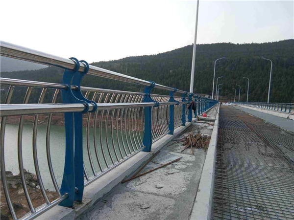 海南藏族不锈钢桥梁护栏的特点及其在桥梁安全中的重要作用
