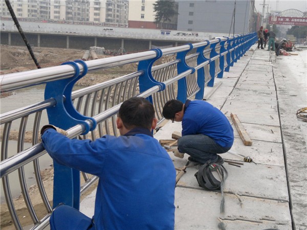 海南藏族不锈钢桥梁护栏除锈维护的重要性及其方法