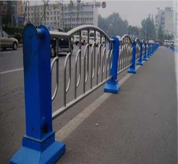 海南藏族不锈钢防撞栏杆生产制造工艺